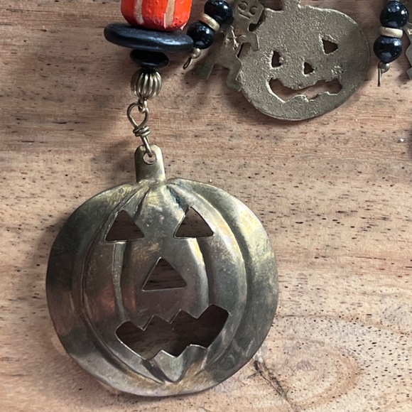 Vintage Halloween 34" necklace loaded with charms, pumpkins, moons cats skeleton - Picture 5 of 16